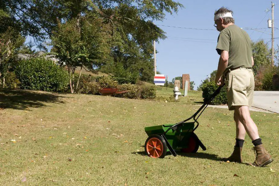 DIY Peat Moss Spreader - Is It a Good Idea - Homestead & Prepper